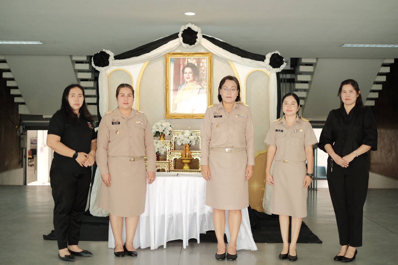 พช.อำเภอเมืองสระบุรี ร่วมลงนามถวายความอาลัยเบื้องหน้าพระฉายาลักษณ์ สมเด็จพระนางเจ้าสิริกิติ์ พระบรมราชินีนาถ พระบรมราชชนนีพันปีหลวง