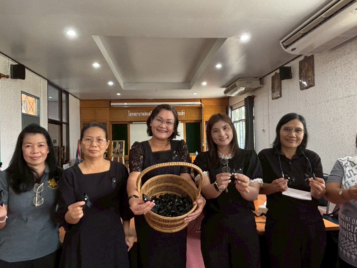 พช.เมืองสระบุรี และคณะกรรมการพัฒนาสตรีตำบลกุดนกเปล้า จัดกิจกรรมทำริบบิ้นสีดำไว้อาลัย ด้วยสำนึกในพระมหากรุณาธิคุณ