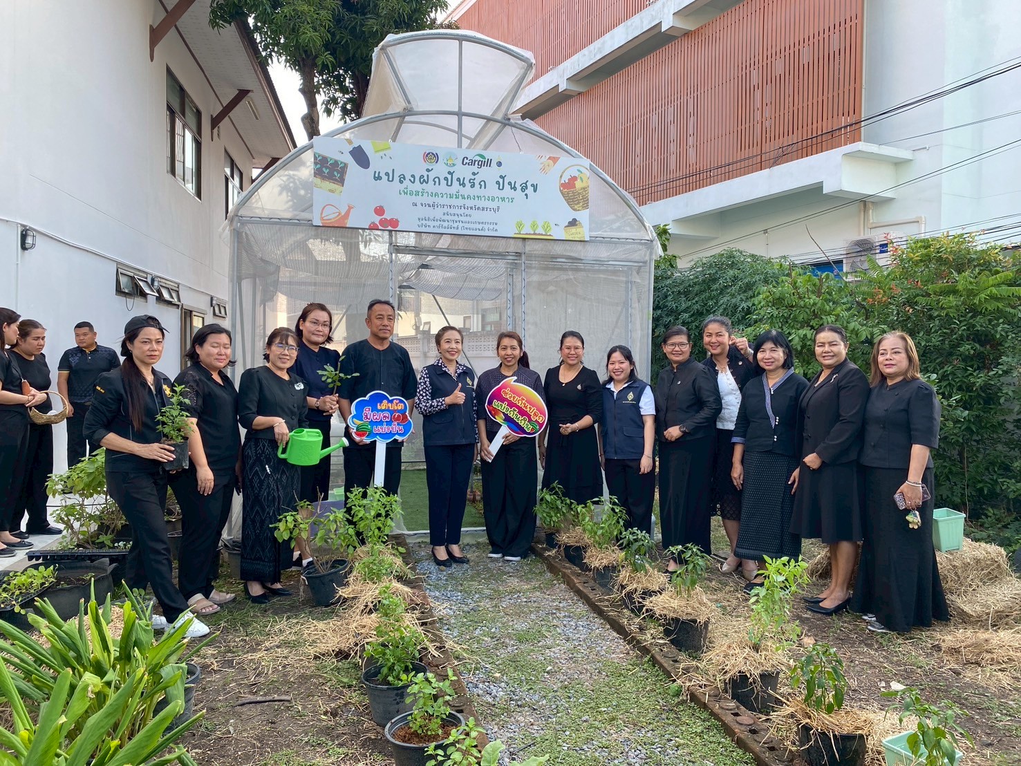 พช.เมืองสระบุรี ร่วมกิจกรรม “ผู้นำต้องทำก่อน ปลูกผักในจวนผู้ว่าฯ” ขับเคลื่อนความมั่นคงทางอาหารจังหวัดสระบุรี